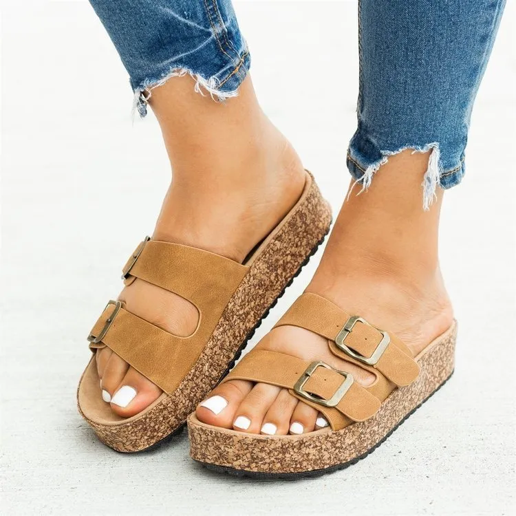 Flat sandals with flat feet