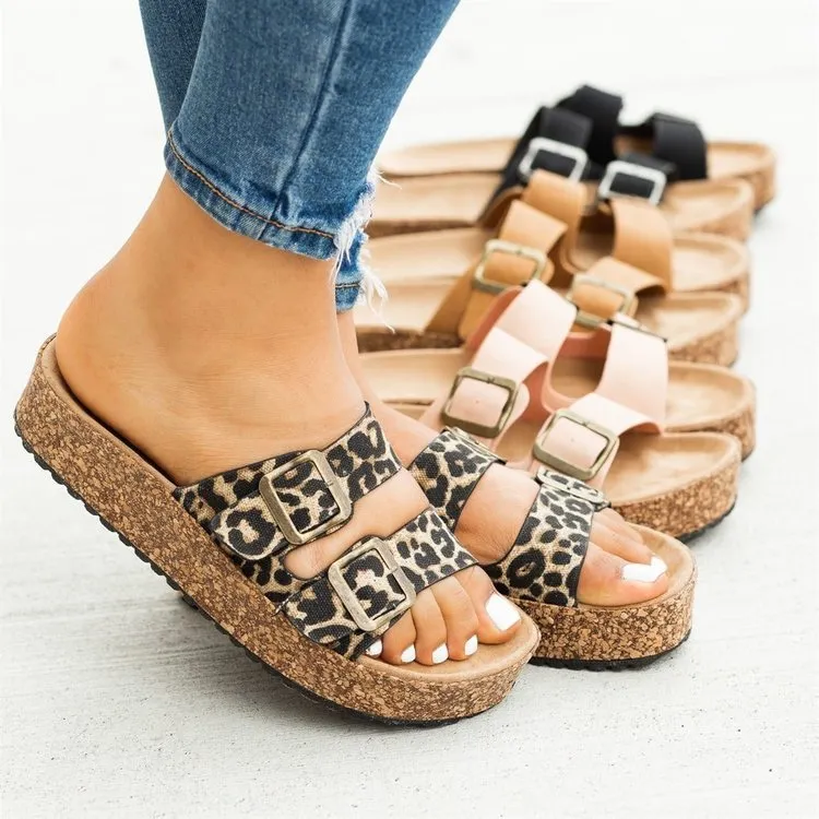 Flat sandals with flat feet